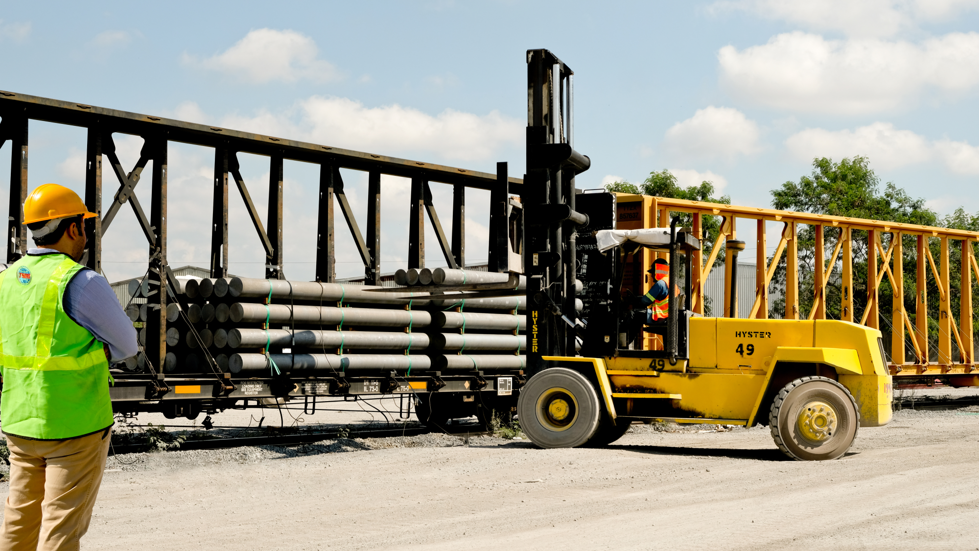 Grúas hidráulicas para maniobrar material pesado con capacidades de hasta 90 toneladas desde o hacia unidades ferroviarias, tractocamiones o bodegas