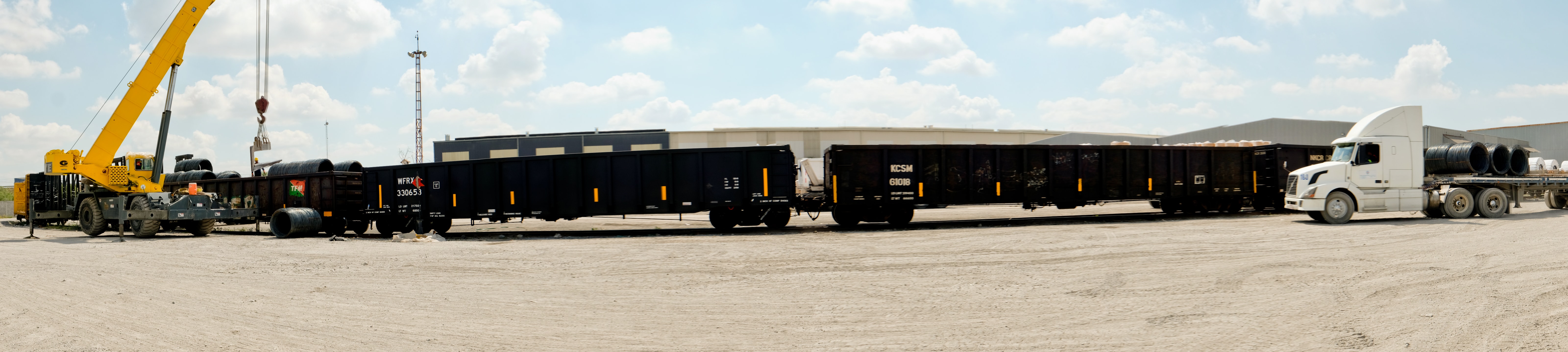 Bodega con material pesado y maquinaria especializada en cargar productos pesados.